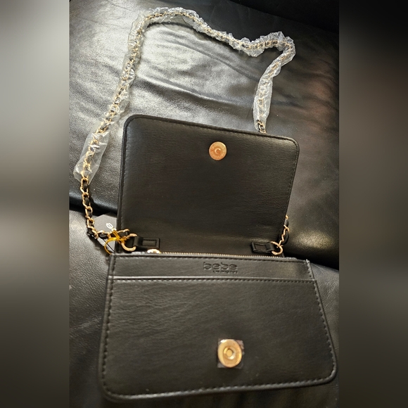 Bebe Stanley Black Crossbody NWT Quilted Vegan leather gold chain strap - Picture 3 of 16